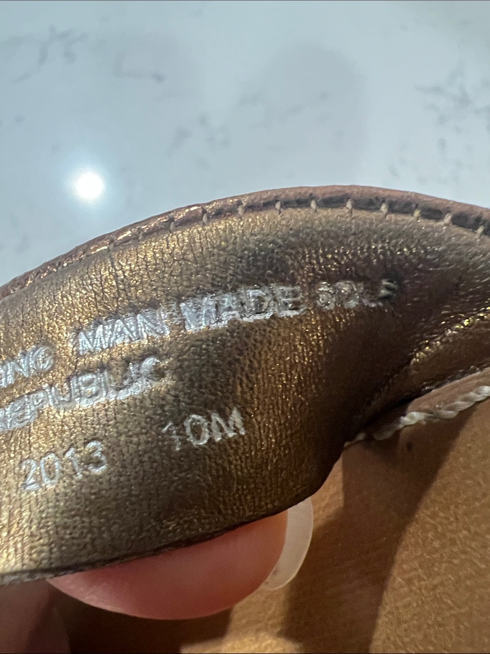 Tory Burch metallic gold crackled leather thong sandals size 10 - Picture 2 of 15